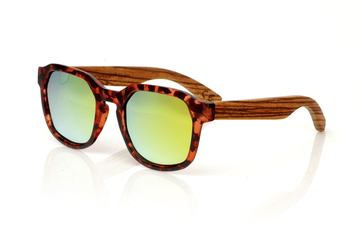 Wood eyewear of Zebrano MOON CAREY. MOON CAREY are everything you need to give an interesting twist to your routine. With their tortoiseshell frames in matte brown and black tones and hexagonal shape, these glasses capture the essence of everyday style. The special part comes with the Zebrano wood shafts, whose unique grain ensures that no two pairs are the same. Comfortable, with total protection and perfect for any adventure under the sun. They are a basic with an extra touch. Give your look that something special. Front measurement: 148x50mm. Caliber: 53. for Wholesale & Retail | Root Sunglasses® 